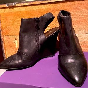 BCBGeneration closed toe wedge shoe!